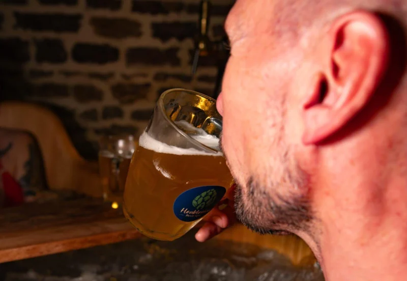 Gros plan sur une dégustation de bière locale au spa bière Houblonia à Langres